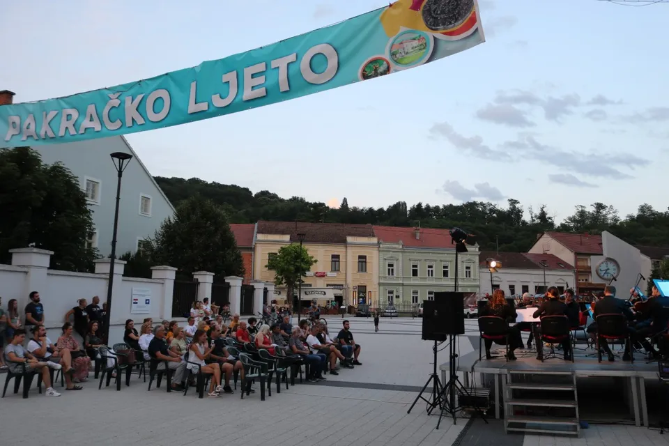 Fotografija uz članak „KONCERT NA GRADSKOJ ŠETNICI Zagrebački solisti Pakracu“