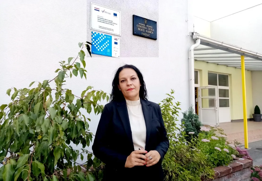 1. učiteljica pred školom