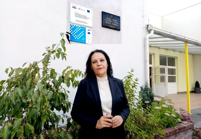 1. učiteljica pred školom