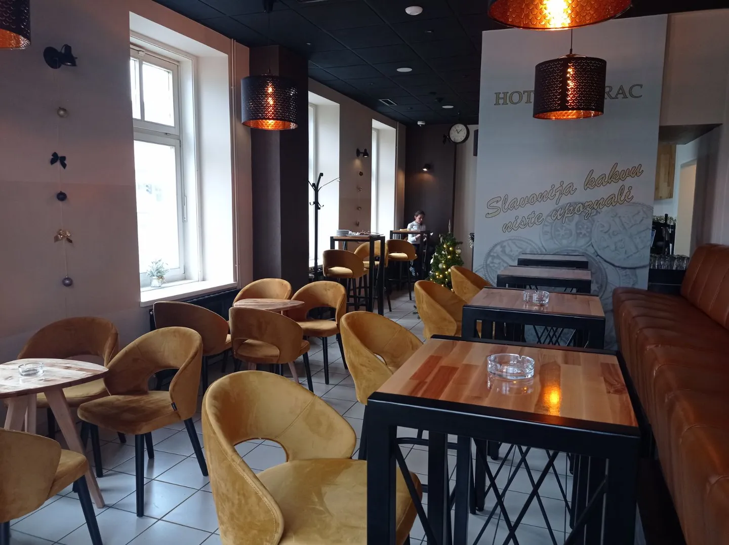 Fotografija uz članak „HOTEL PAKRAC Počeo s radom caffe bar „Moneta““