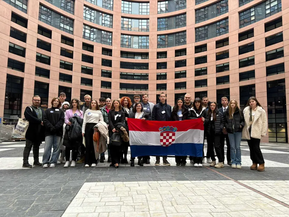 Fotografija uz članak „SREDNJA ŠKOLA PAKRAC Nagradni radni posjet Europskom parlamentu u Strasbourgu“
