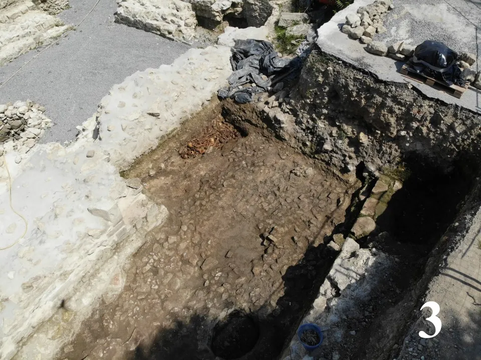 3.Južni sektor kosturnica i popločenje oblucima južne pomoćne prostorije s prijelaza 15. na 16. stoljeće