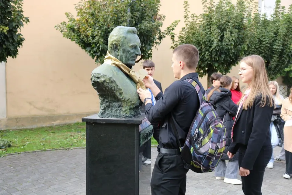 Fotografija uz članak „KRAVATE NA SPOMENICIMA Srednja škola Pakrac ponovno pokazala svoju kreativnost“