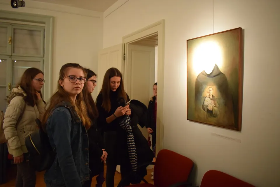 Fotografija uz članak „OTVORENA IZLOŽBA IRIS MIHATOV MIOČIĆ Duhovnost kao misao vodilja“