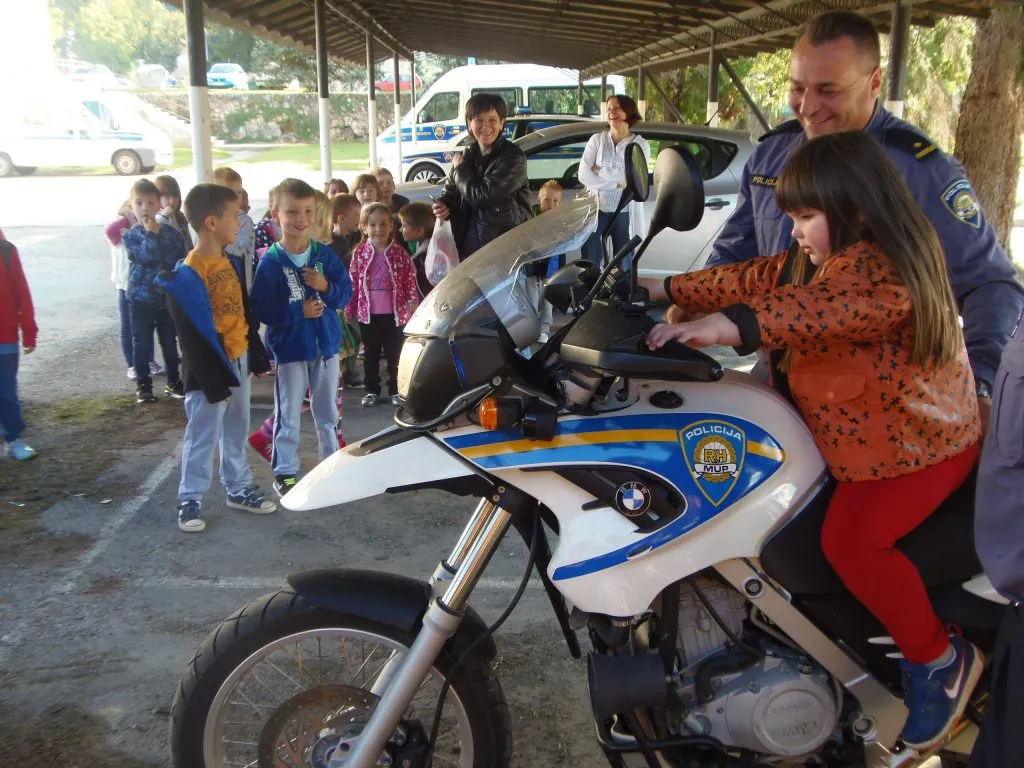 Fotografija uz članak „UZ DAN POLICIJE: Vrtićanci posjetili pakračku policijsku postaju“