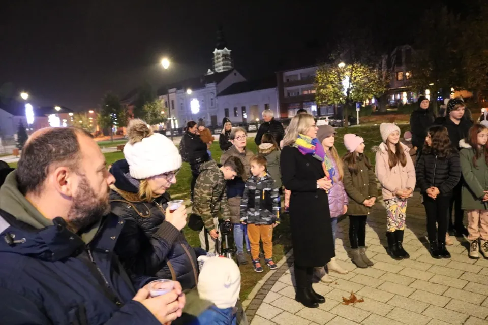 Fotografija uz članak „ADVENT U PAKRACU Na trgu zapaljena prva adventska svijeća“