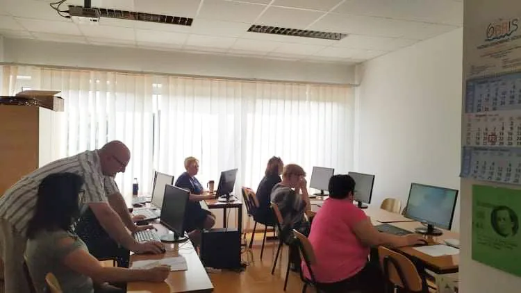 Fotografija uz članak „[PROMO] "ŽENA ISPRED VREMENA" Program osposobljavanja za gerontodomaćice i PC operatere“
