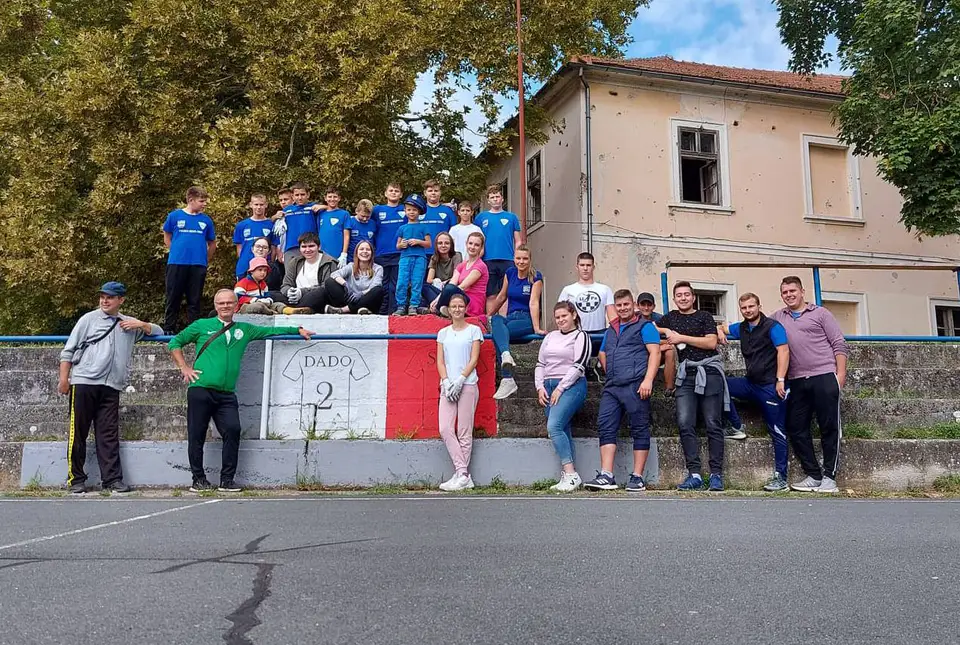 Fotografija uz članak „[foto] ZELENA ČISTKA U PAKRACU Tridesetak mladih uređuje okoliš stare gimnazije“