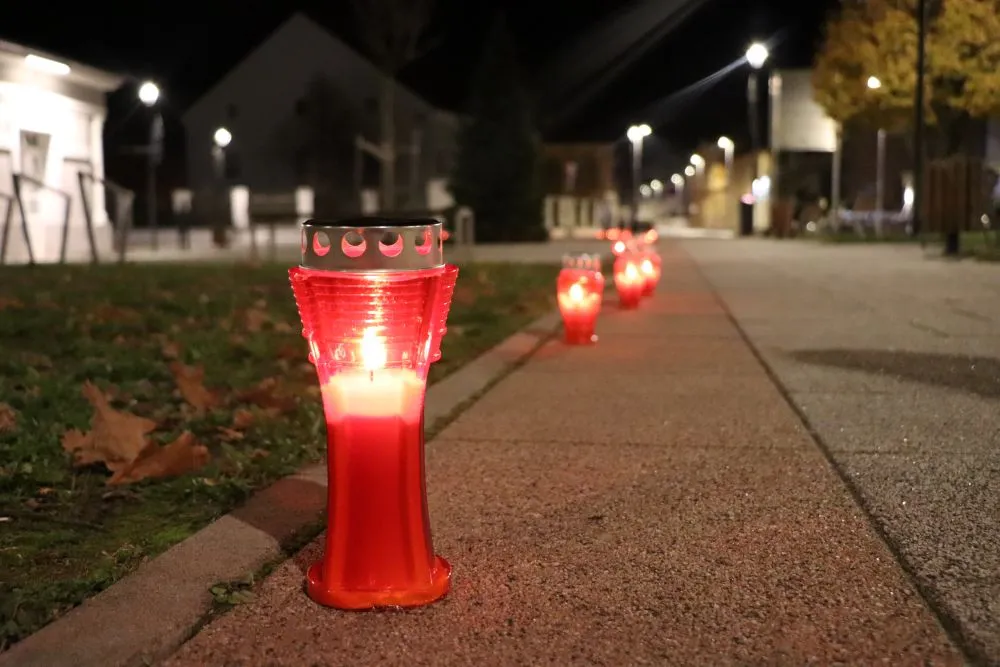 Fotografija uz članak „PAKRAC U SVJETLU LAMPIONA Građani odali počast žrtvama Domovinskog rata“