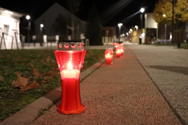 Fotografija uz članak „PAKRAC U SVJETLU LAMPIONA Građani odali počast žrtvama Domovinskog rata“