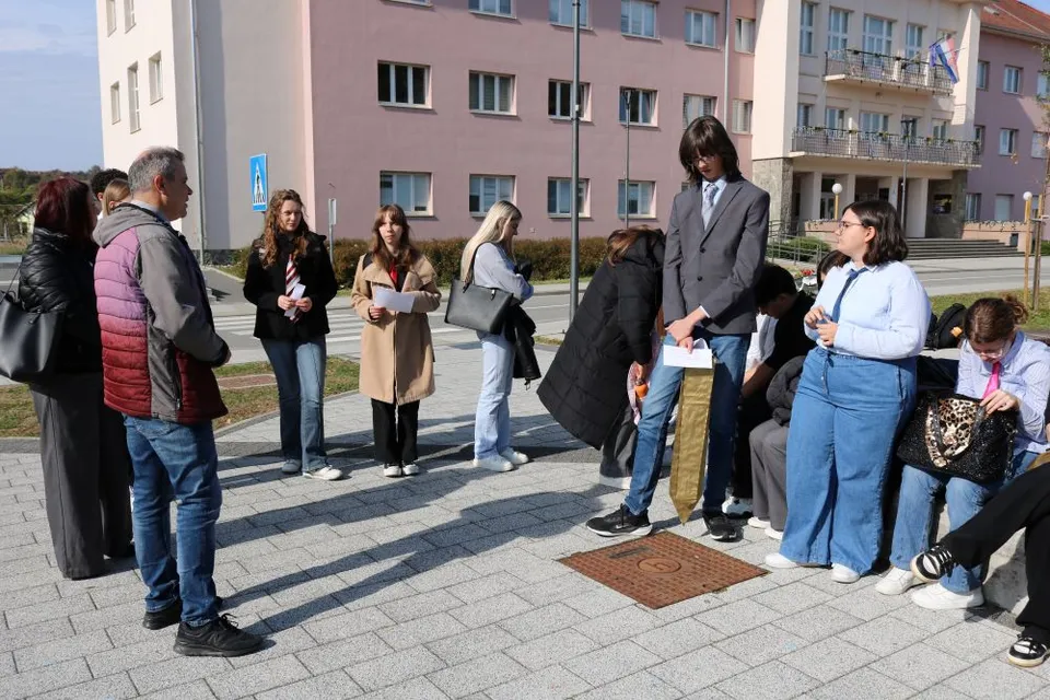 Fotografija uz članak „KRAVATE NA SPOMENICIMA Srednja škola Pakrac ponovno pokazala svoju kreativnost“