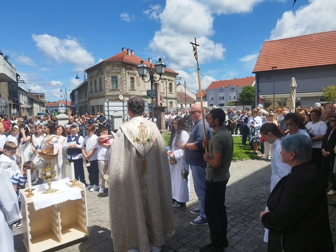 Fotografija uz članak „ŽUPA UBDM PAKRAC Svetom misom i procesijom vjernici proslavili Tijelovo“