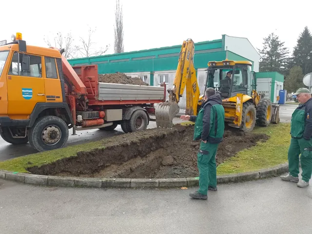 Fotografija uz članak „USKORO JOŠ DVA SETA Nastavlja se postavljanje polupodzemnih kontejnera za odvojeno sakupljanje otpada u Pakracu“