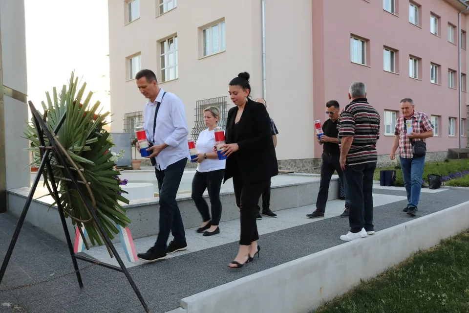 Fotografija uz članak „POVODOM DANA DRŽAVNOSTI Odana počast molitvom i polaganjem vijenaca“