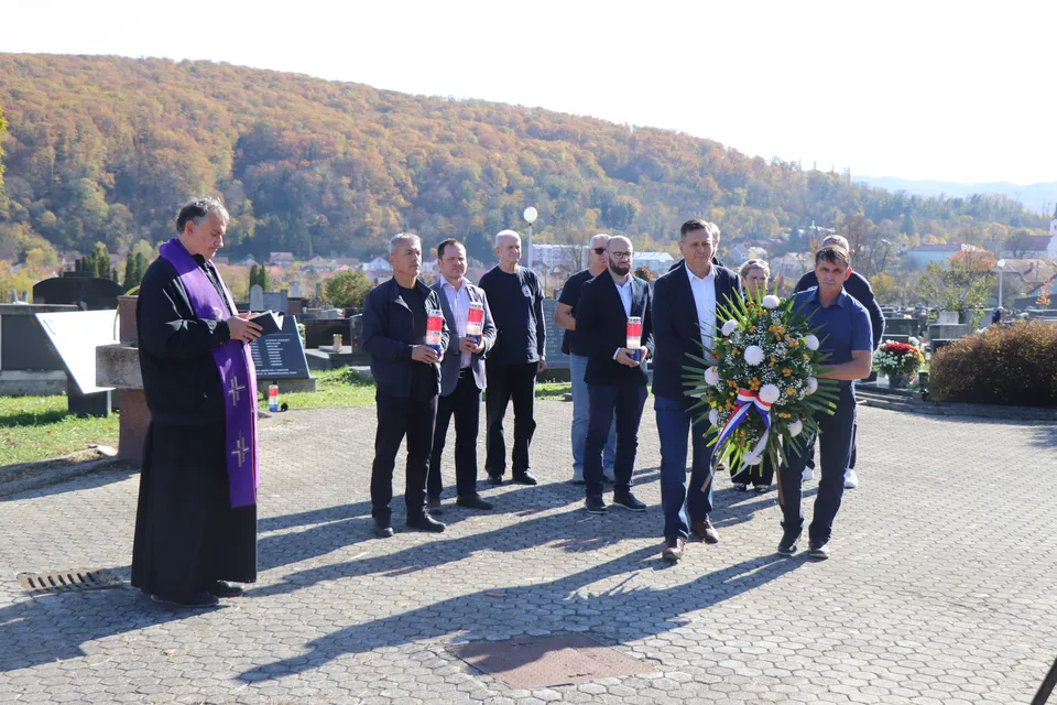 Fotografija uz članak „BLAGDAN SVIH SVETIH Predstavnici grada odali počast preminulima“