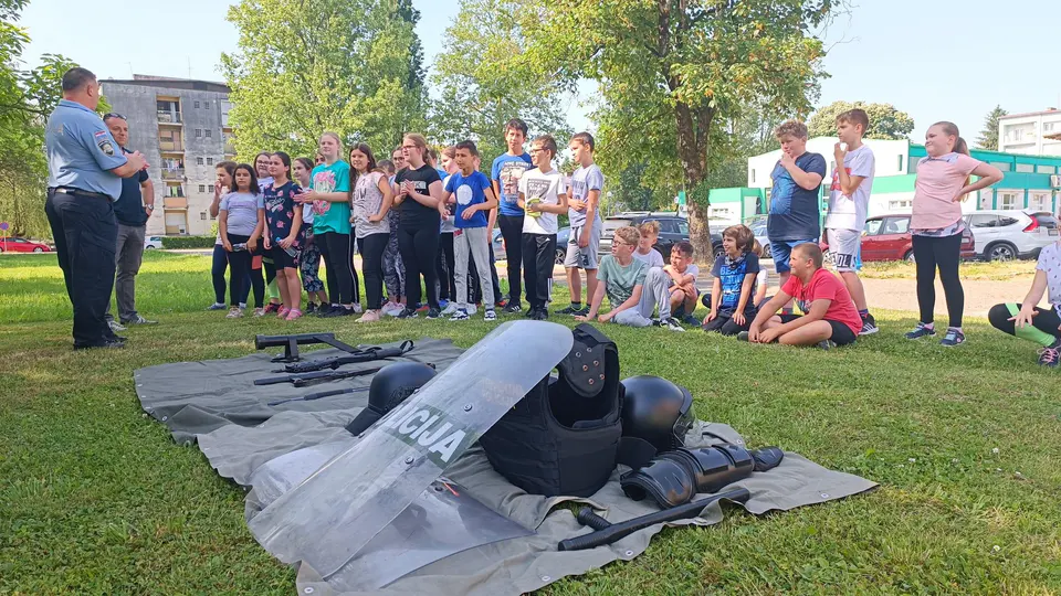 Fotografija uz članak „POLICIJA / "MAH 1 - MOGU AKO HOĆU“ Pakrački policajci ugostili osnovce“