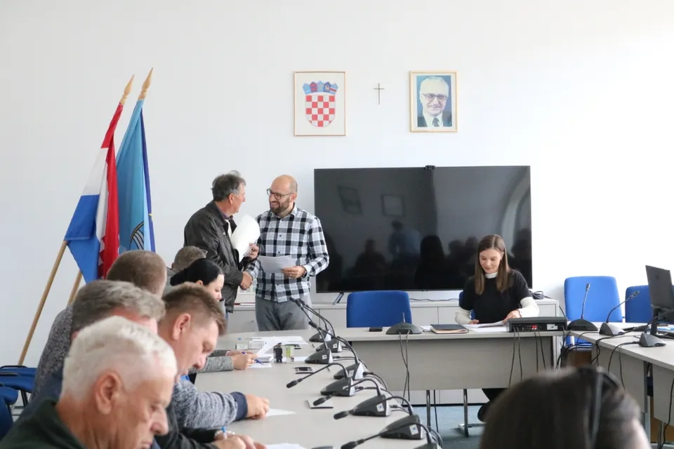 Fotografija uz članak „U Pakracu dodijeljeni ugovori poduzetnicima iz Programa poticanja zapošljavanja i razvoja poduzetništva“