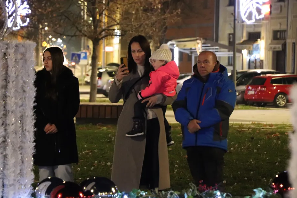 Fotografija uz članak „PALJENJE PRVE ADVENTSKE SVIJEĆE NA TRGU Počeo Advent u Pakracu“
