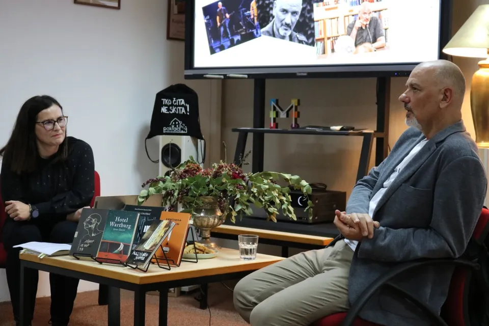 Fotografija uz članak „GRADSKA KNJIŽNICA PAKRAC Zoran Žmirić prvi put pred pakračkom čitateljskom publikom“