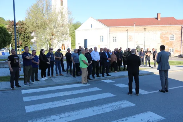 Fotografija uz članak „31. OBLJETNICA „BLJESKA“ Položeni vijenci i zapaljene svijeće“