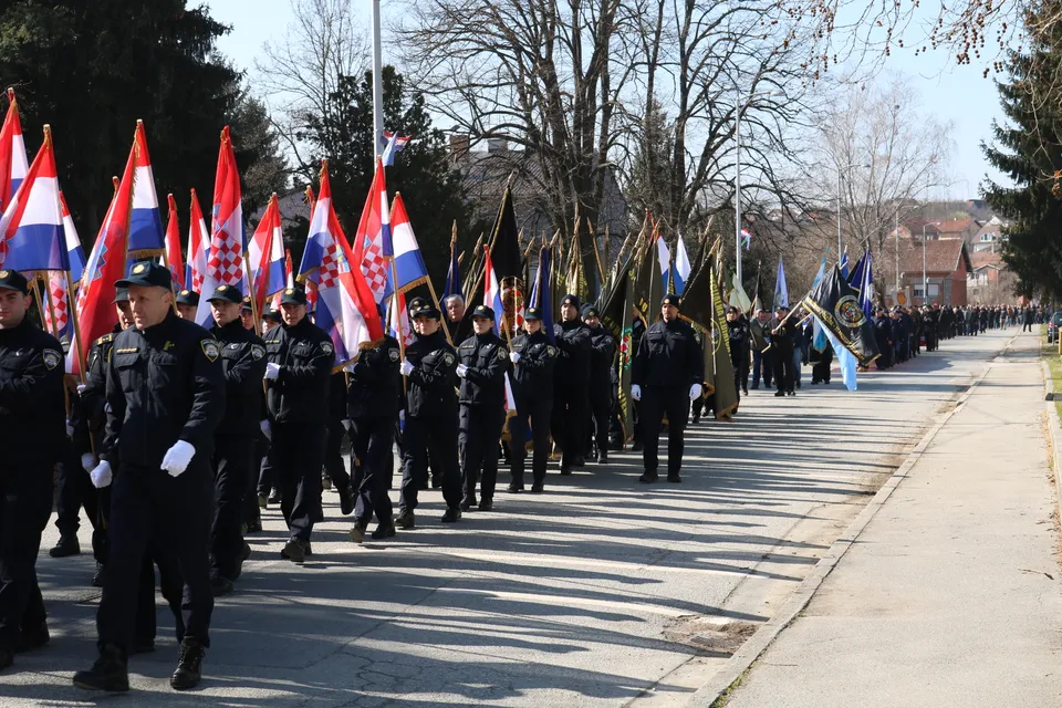Fotografija uz članak „[FOTO] SVEČANI MIMOHOD GRADSKIM ULICAMA U koloni opet stotine sudionika“