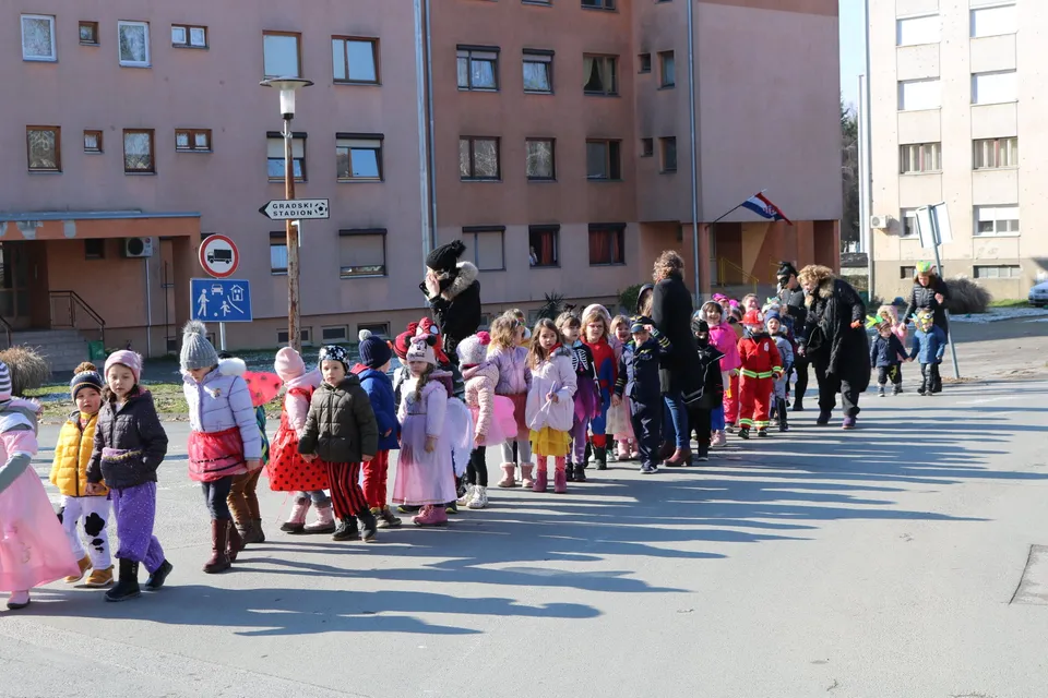Fotografija uz članak „DJEČJI VRTIĆ „MASLAČAK“ Male maškare oživjele gradski trg“