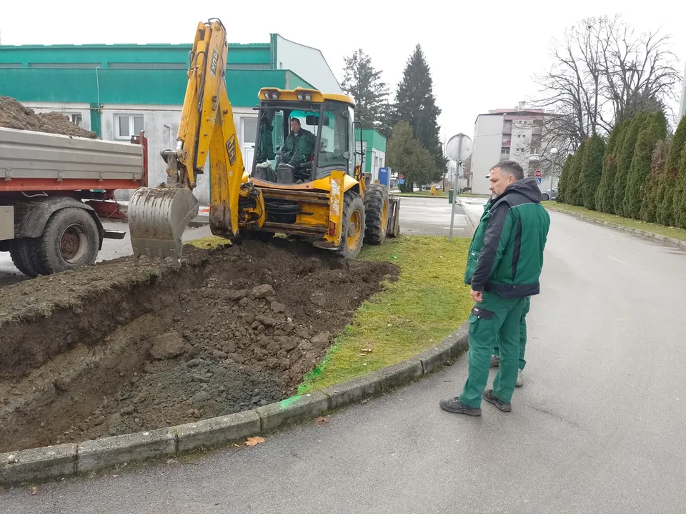 Fotografija uz članak „USKORO JOŠ DVA SETA Nastavlja se postavljanje polupodzemnih kontejnera za odvojeno sakupljanje otpada u Pakracu“