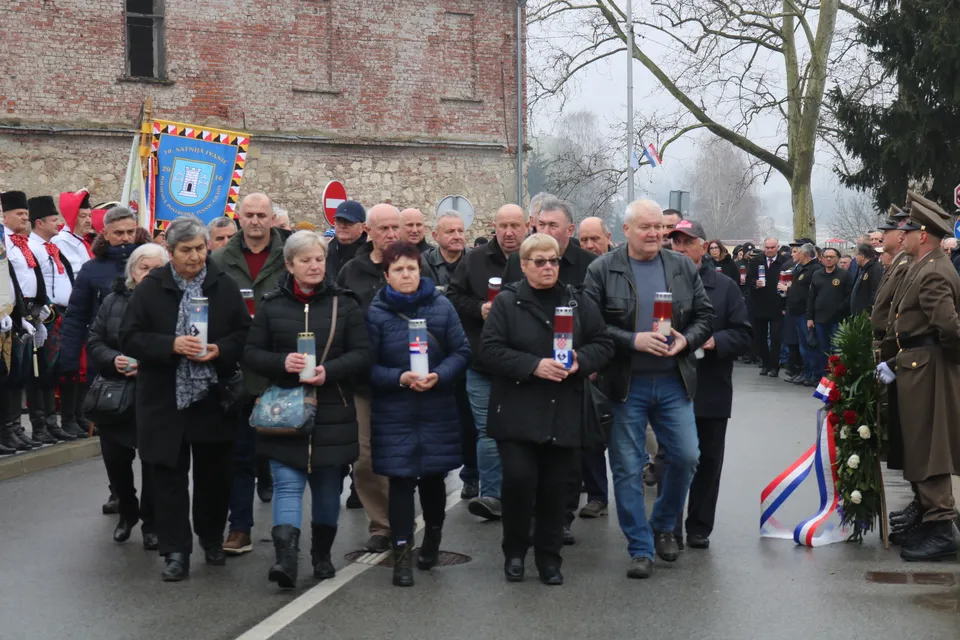 Fotografija uz članak „(FOTO) SVEČANI MIMOHOD GRADSKIM ULICAMA U koloni ponosa brojni građani i uzvanici“