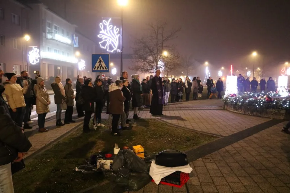 Fotografija uz članak „Paljenjem treće adventske svijeće Pakrac u radosti iščekuje Božić“