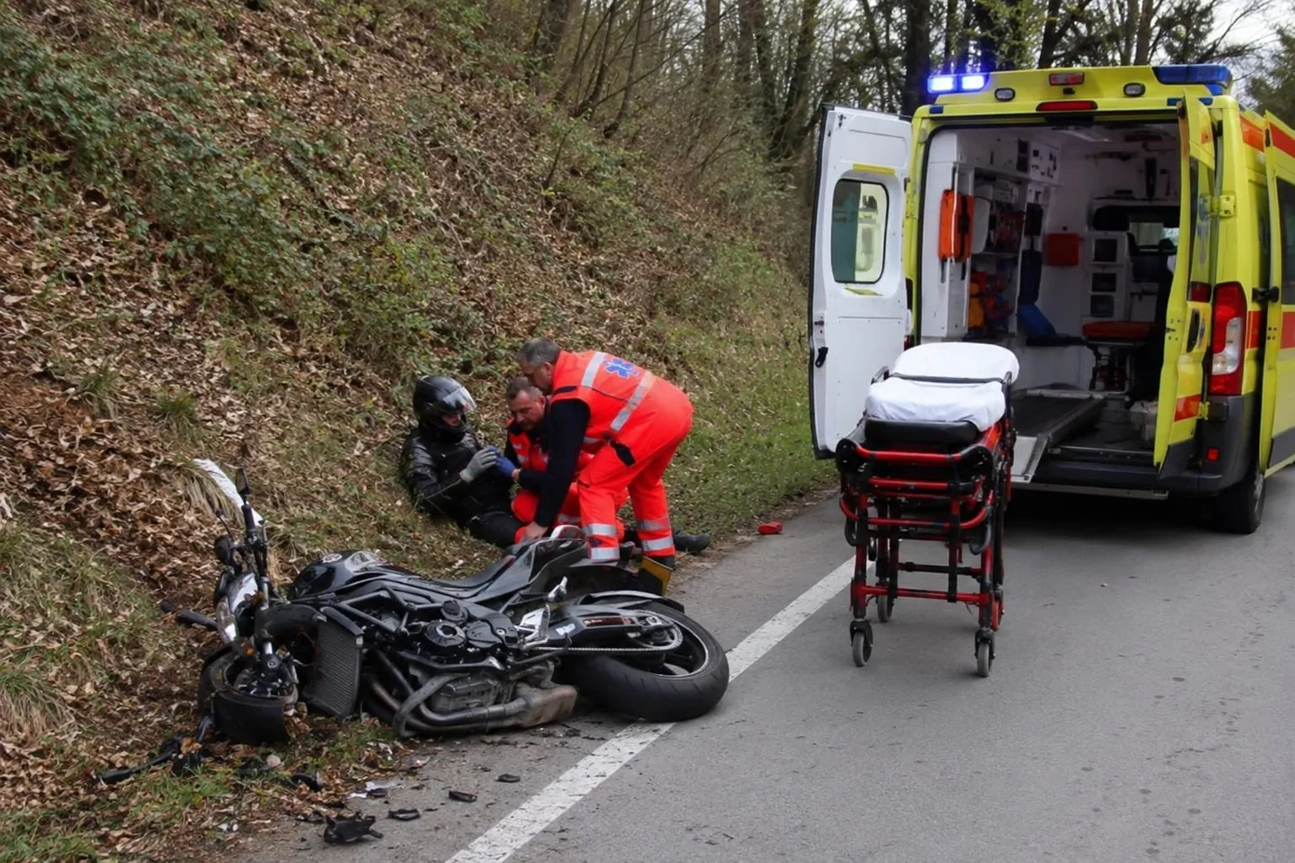 Fotografija uz članak „U Badljevini teško stradao vozeći motocikl na stražnjem kotaču“