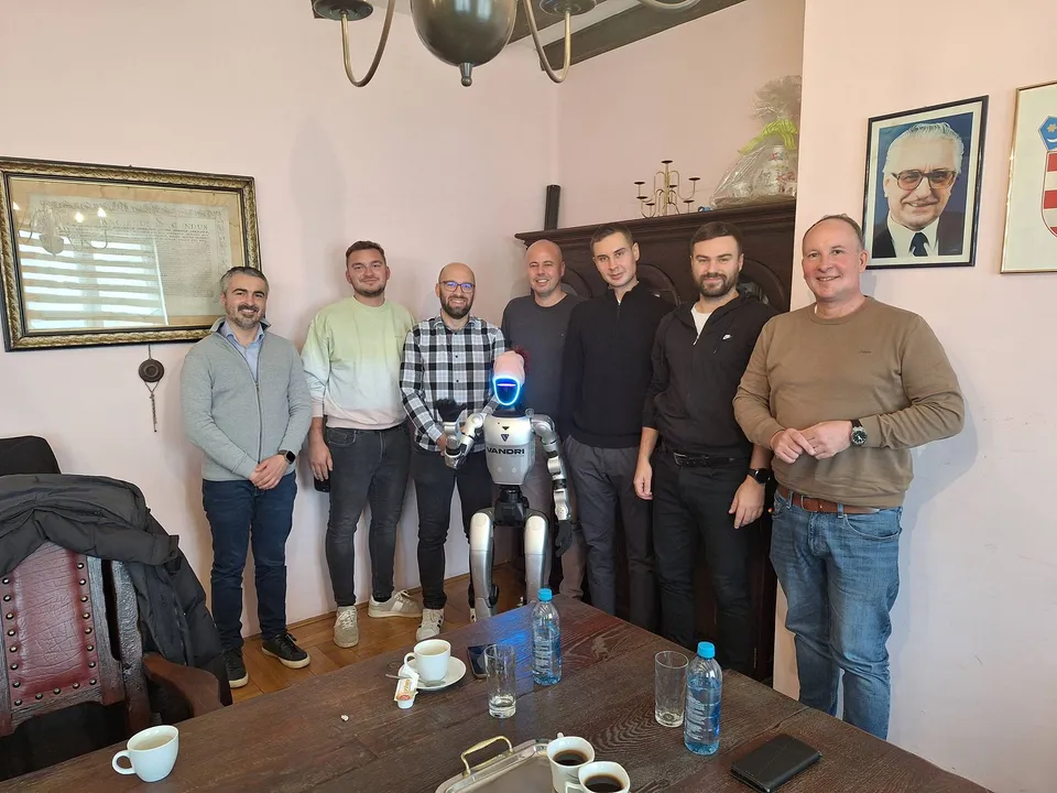 Fotografija uz članak „U Pakracu predstavljena Tonka, prva humanoidna robotica u Hrvatskoj - Jesmo li spremni za „nove sugrađane“?“