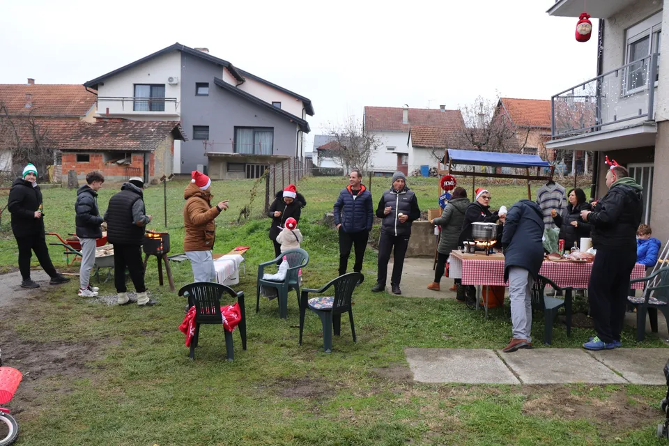 Fotografija uz članak „ADVENT U PAKRAČKOJ ULICI KRŽLJAVACA Koliko sloge stane u sedam kuća?“