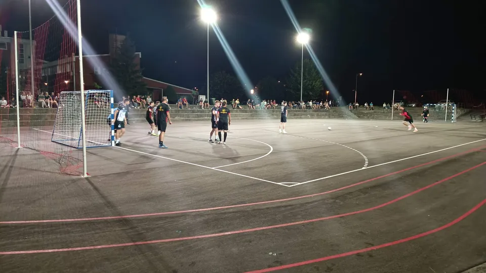 Fotografija uz članak „LJETNI MALONOGOMETNI TURNIR PAKRAC 2022 / Vikend obilježile efikasne utakmice, nova lokacija pun pogodak!“