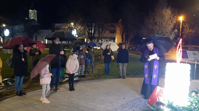 Fotografija uz članak „PALJENJEM PRVE ADVENTSKE SVIJEĆE NA TRGU Počeo Advent u Pakracu“