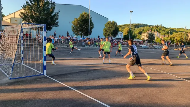 Fotografija uz članak „LJETNI MALONOGOMETNI TURNIR PAKRAC 2022 / Vikend obilježile efikasne utakmice, nova lokacija pun pogodak!“
