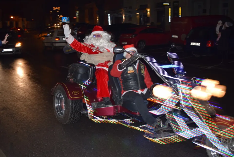 Fotografija uz članak „BOŽIĆNI SAJAM Prigodni adventski program i dolazak Djedice“