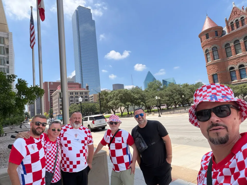 Fotografija uz članak „NAŠ ČOVJEK U DALLASU DAY TWO Nakon navijačkog kortea, irski pub pretvorili u hrvatski!“