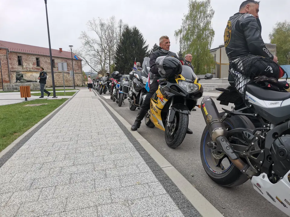 Fotografija uz članak „MOTO KARAVANA SJEĆANJA 30. krunica položena pored novog spomen obilježja“