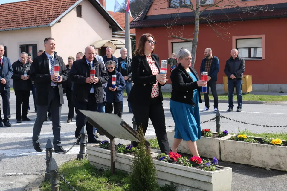Fotografija uz članak „POLAGANJEM VIJENACA Obilježen Dan grada Pakraca i blagdan sv. Josipa“