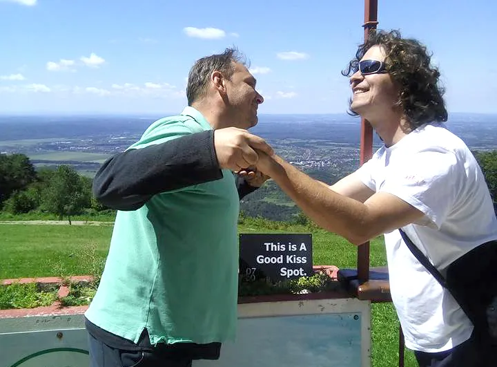 Fotografija uz članak „ZALJUBLJENIMA Good Kiss Spot table na tri lokacije u Pakracu“