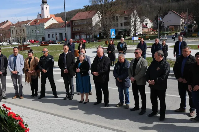 Fotografija uz članak „POLAGANJEM VIJENACA Obilježen Dan grada Pakraca i blagdan sv. Josipa“