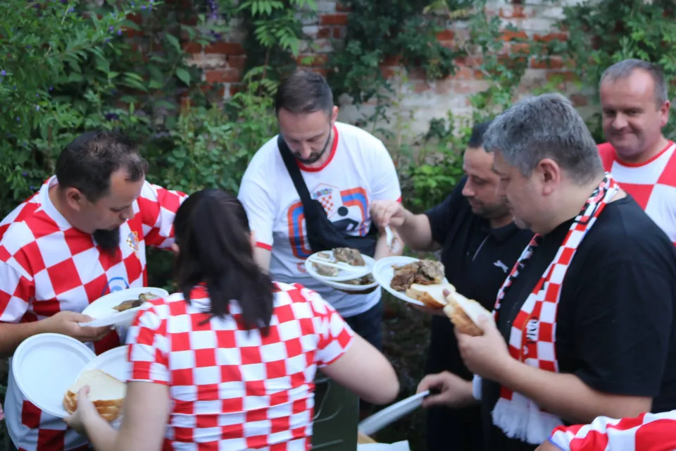 Fotografija uz članak „KAFIĆI POZIVAJU NAVIJAČE Grad opet navlači kockasto odijelo“