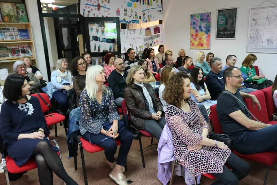 Fotografija uz članak „DR. INES KOVAČIĆ GOSTOVALA U PAKRAČKOJ KNJIŽNICI Predstavljen sveučilišni priručnik za sve koji vole prirodu“