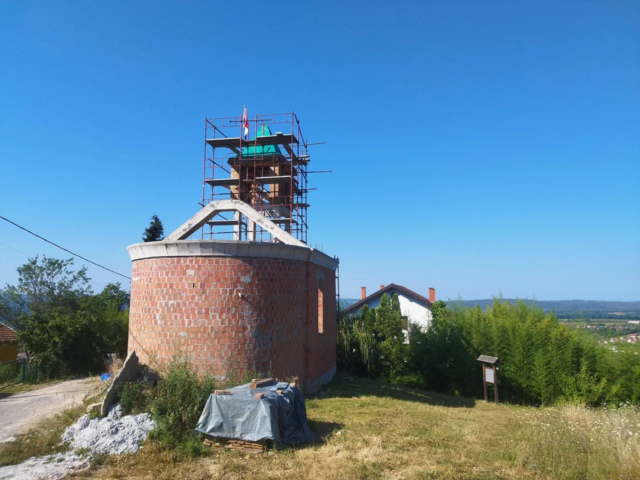Fotografija uz članak „KAPELA SV. VIDA NA KALVARIJI Podignut toranj. Uskoro završetak krovišta“