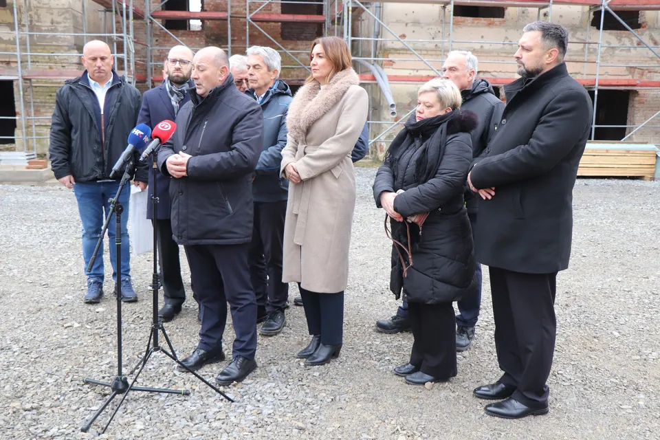 Fotografija uz članak „Ministar hrvatskih branitelja Tomo Medved obišao Braniteljski centar u Pakracu“