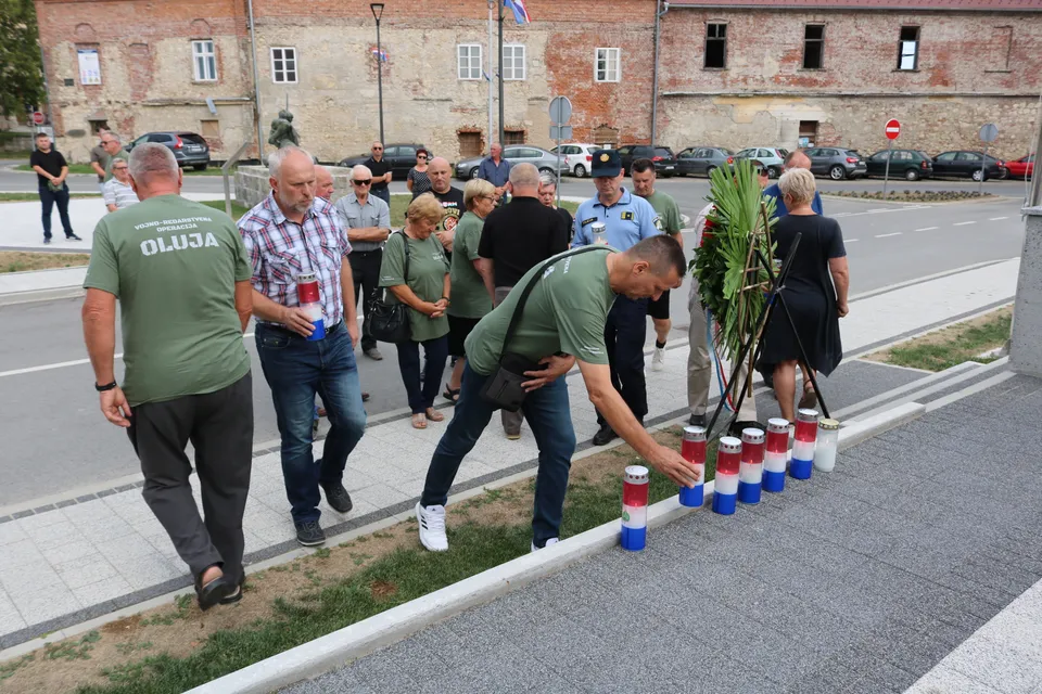 Fotografija uz članak „DAN POBJEDE I DOMOVINSKE ZAHVALNOSTI Odana počast poginulim braniteljima“