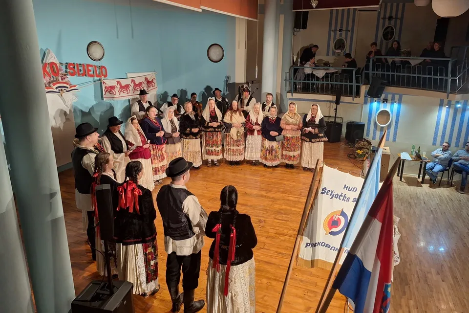 sijelo gosti polukrug
