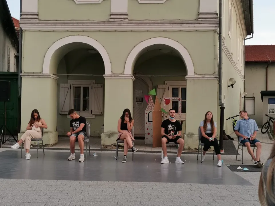 Fotografija uz članak „ŠKOLSKA VEČER NA ŠETNICI Plesom, pjesmom i igrokazima počastili posjetitelje“