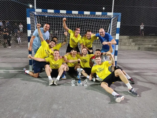 MNT finale naslovna