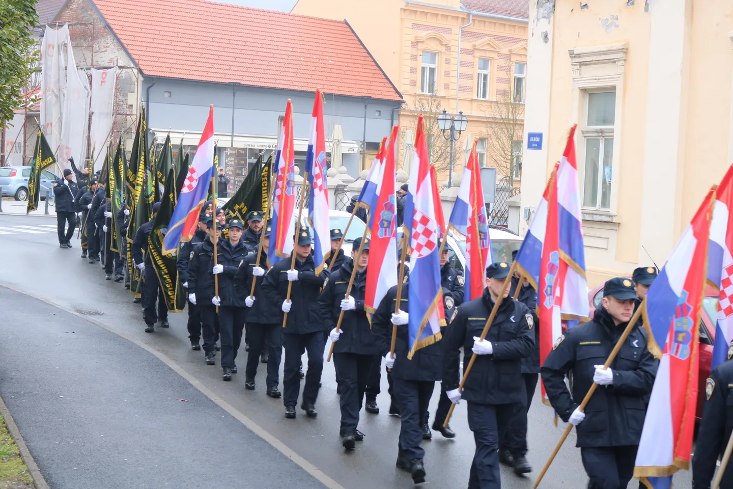 Fotografija uz članak „(FOTO) SVEČANI MIMOHOD GRADSKIM ULICAMA U koloni ponosa brojni građani i uzvanici“